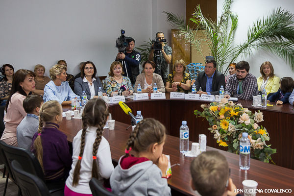 Ajutor material pentru copii orfani din Capitală care merg în clasa întâi