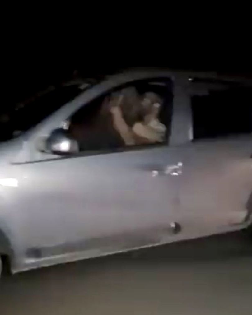 Cuplu filmat făcând sex la volan. Mașina rula cu 110 kilometri pe oră