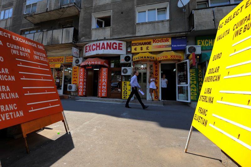 Banca Națională a stabilit pentru astăzi un curs oficial de 19 lei și 7 bani pentru un euro, cu 19 bani mai puțin decât ieri.