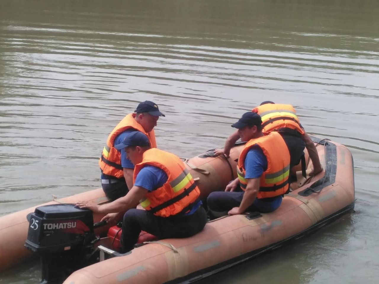 Водолазы обнаружили в реке тело пропавшей 13-летней девочки.