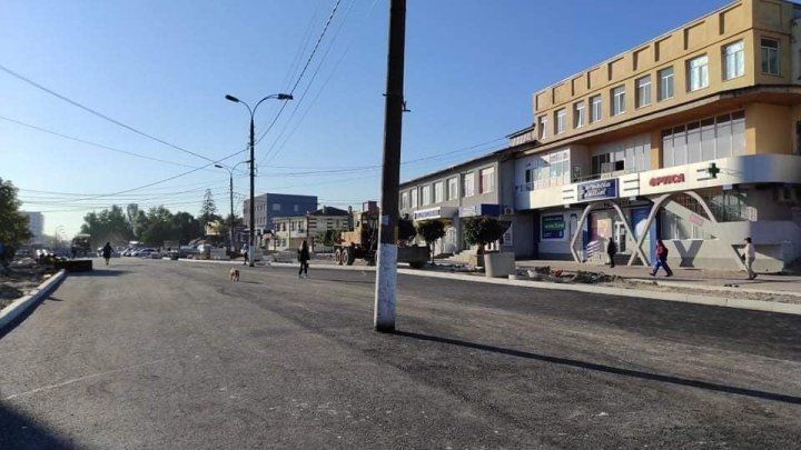 В Страшенах посреди проезжей части оставили столбы и колодец.
