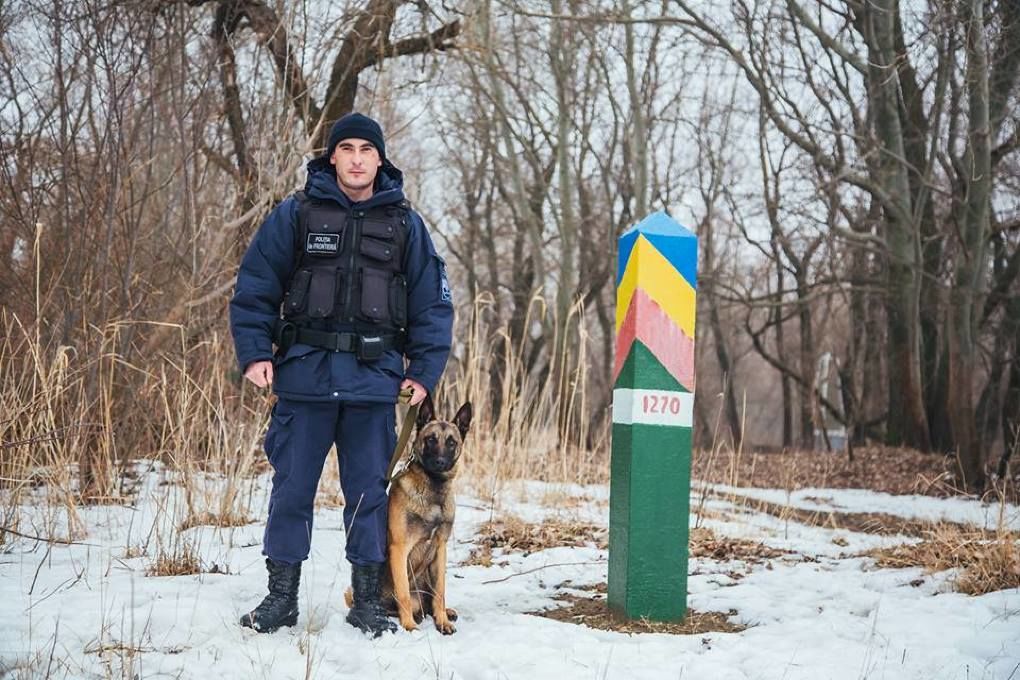 На государственной границе задержали трех человек.
