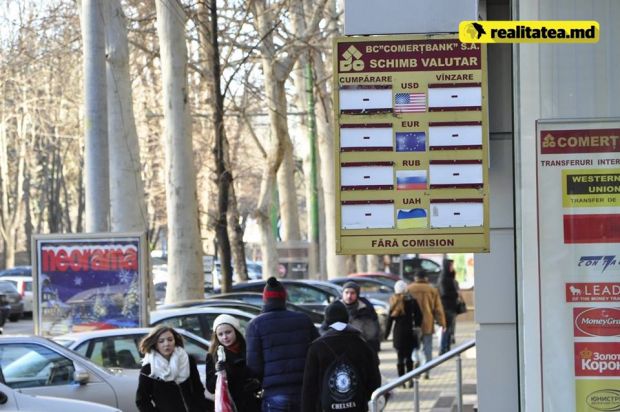 În vizorul oamenilor legii a nimerit o casă de schimb valutar la ghişeul căreia se afla anunțul „Nu-s lei”.Foto: realitatea.md