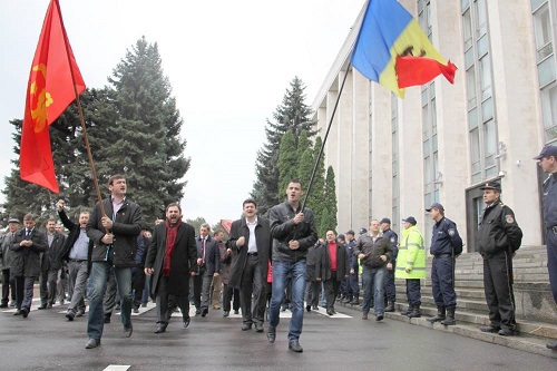 Участники акции протеста принесли с собой проект прошения об отставке правительства Юрия Лянкэ.