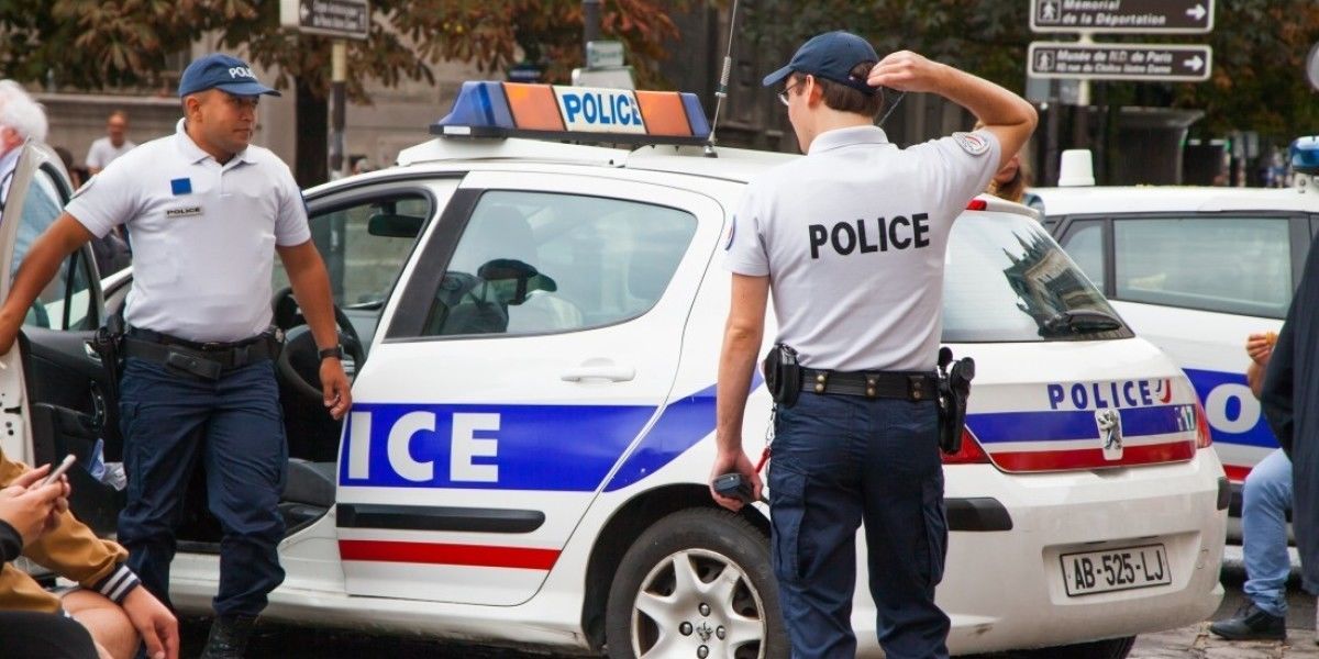 В Гааге неизвестный с ножом напал на посетителей торгового центра.