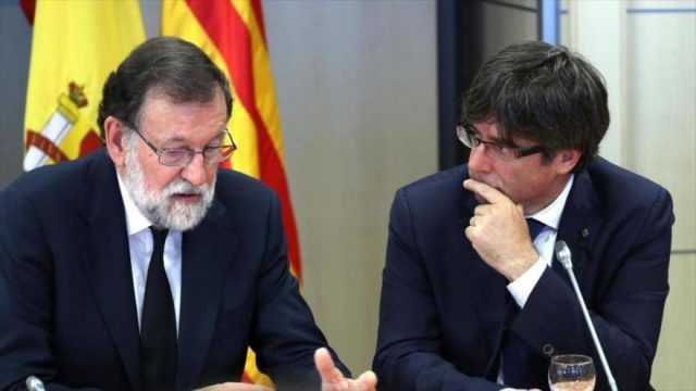 Puigdemont îi propune lui Rajoy să se întâlnească în afara Spaniei.