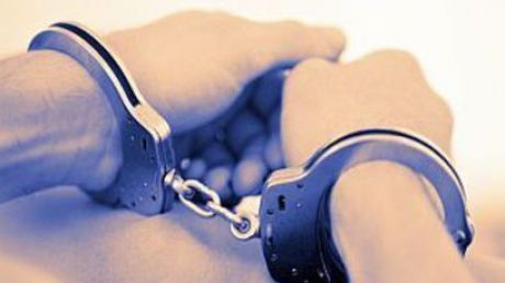 Băiatul a fost arestat după ce poliţiştii au percheziţionat o casă din Blackburn, Lancashire. Poliţia a examinat mai multe dispozitive electronice descoperite în casă.