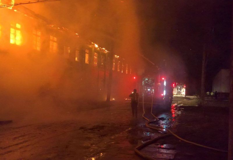 Incendiul a izbucnit în jurul orei 19. Aproape 30 de pompieri au intervenit, timp de mai multe ore, pentru stingerea incendiului.