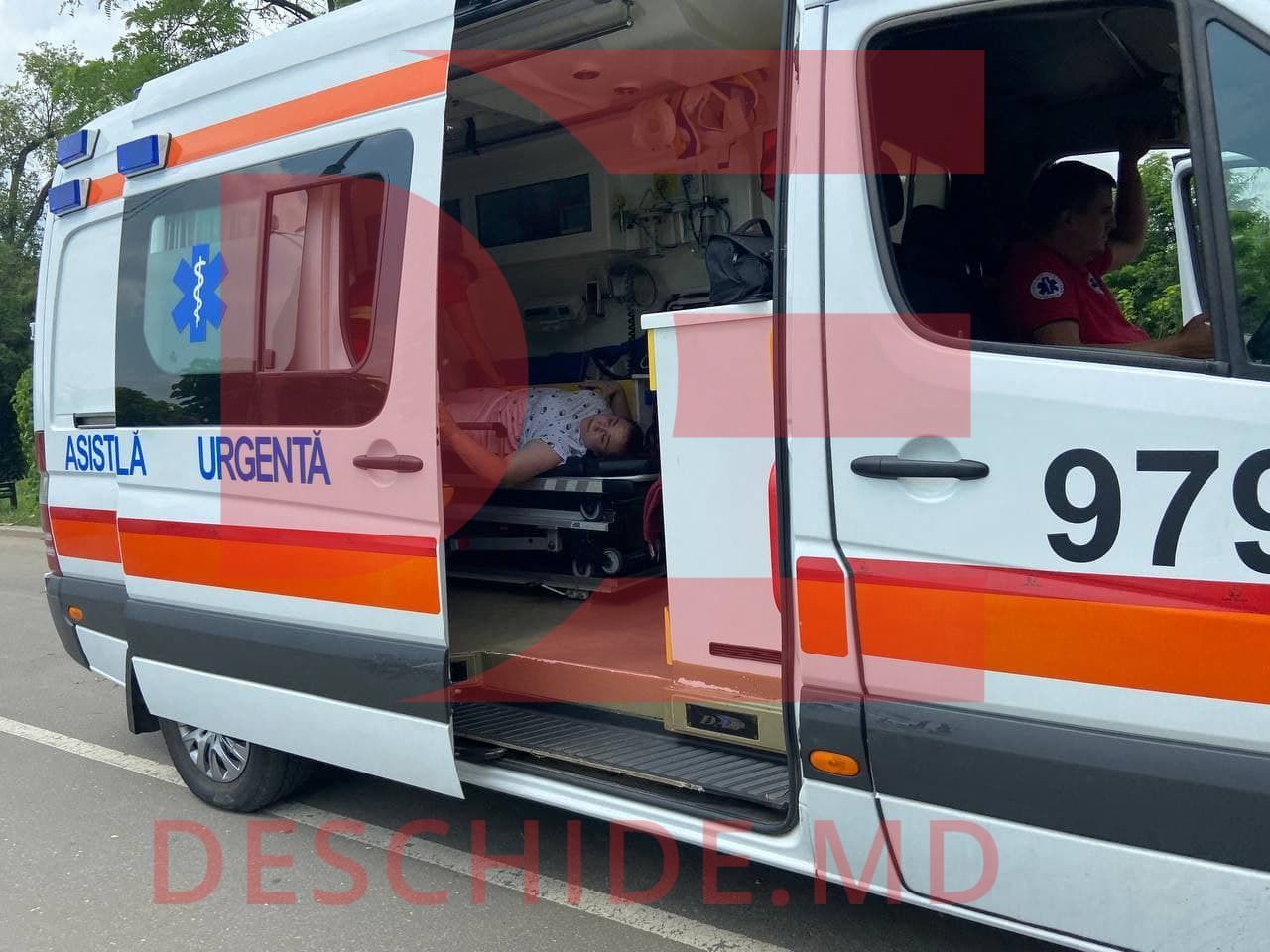 Женщина на скутере протаранила урну в столичном парке Валя Морилор и попала в больницу.