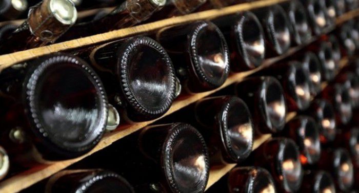 Peste trei tone de vin îmbuteliate în sticle de plastic au fost depistate de oamenii legii într-un depozit clandestin. Foto: timpul.md