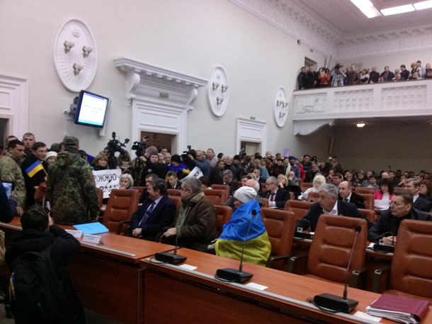 Митингующих пропустили в здание, которое взяли под охрану правоохранители.