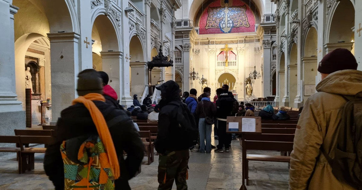 60 de migranți au ocupat o biserică din Franța din cauza răcirii vremii.