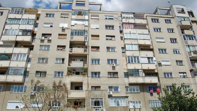 Un bărbat a decedat pe loc, după ce a căzut de la etajul 4 al unui bloc