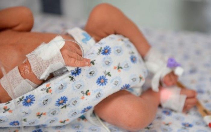 Un micuț de un an și jumătate a ajuns la spital după ce a înghițit o baterie electrică. Foto: adevarul.ro 