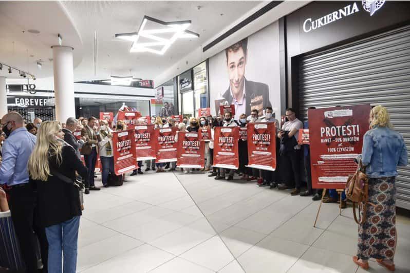 В торговом центре Варшаве устроили протест.