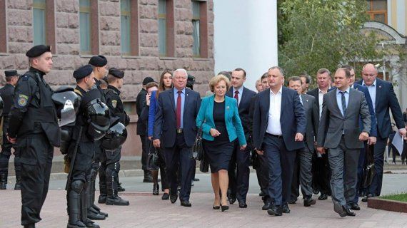Инициированный социалистами вотум недоверия может оказаться на руку некоторым членам правящей коалиции.