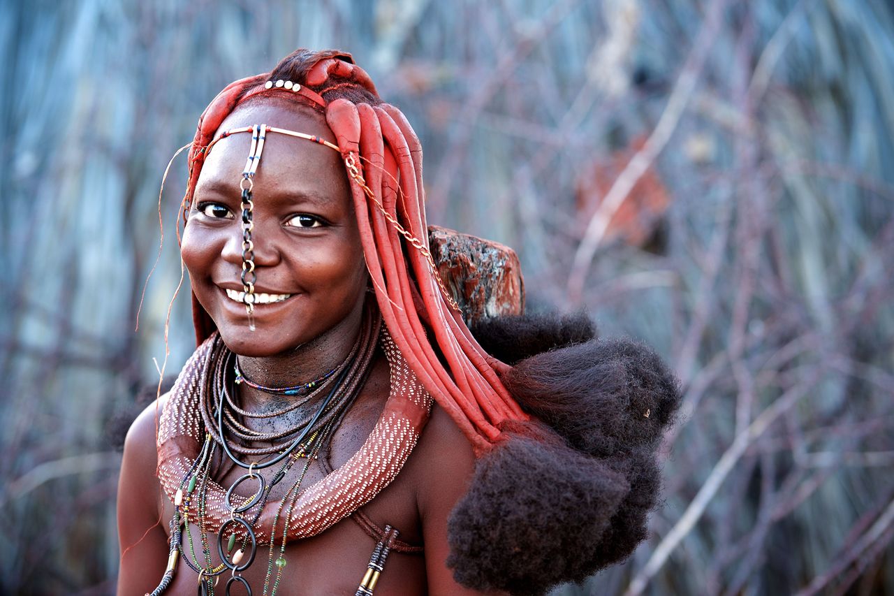 Femeile din tribul Himba au ajuns cunoscute în toată lumea