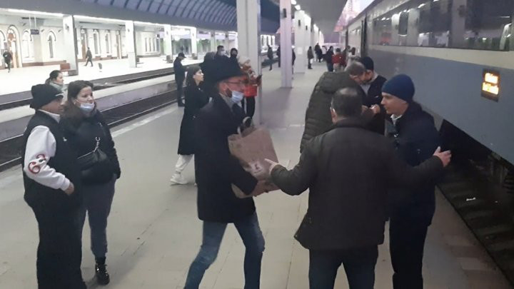 Более сотни человек, в том числе беженцы, отправились в Яссы.