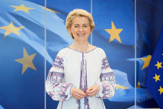 Глава Еврокомиссии надела вышиванку в знак поддержки украинцев.