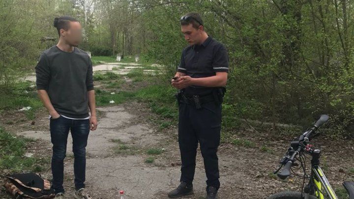 У молодого жителя столицы нашли запрещенные вещества.
