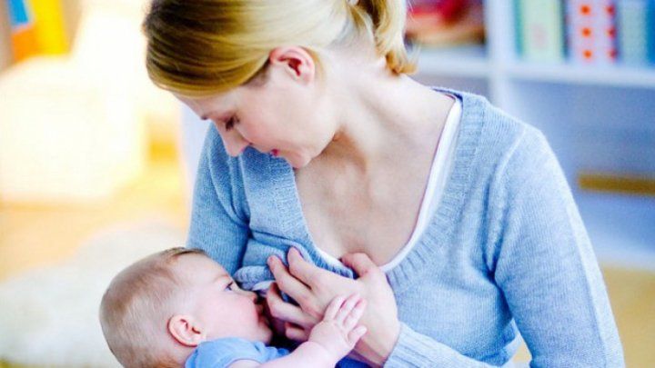 Tot mai puţine femei îşi alăptează copiii. 