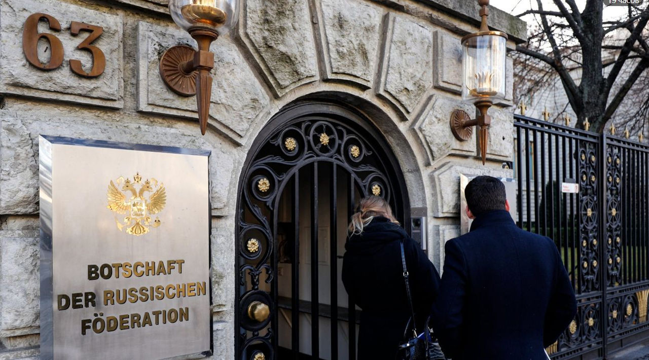 Россия заявила о массовом выдворении своих дипломатов из Германии и обещает ответить.