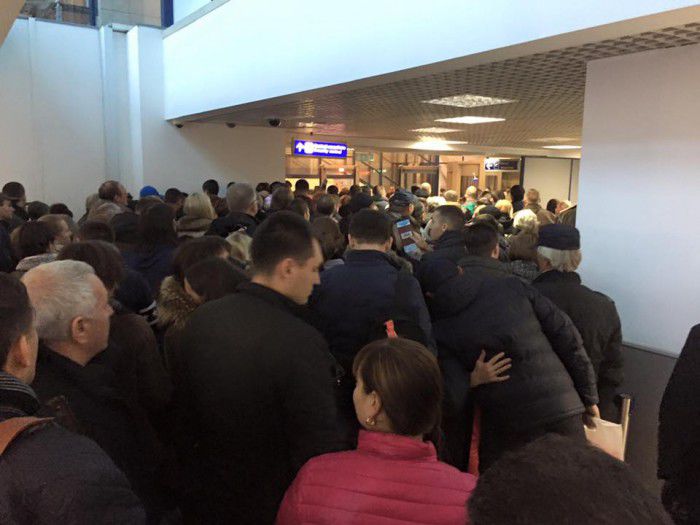Zeci de oameni așteaptă minute în șir pentru a se pute îmbarca. Foto: Facebook/Natalia Morari