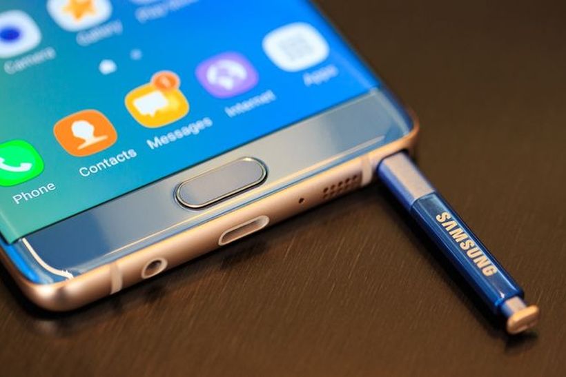 Самым большим разочарованием года, по мнению портала, стал смартфон Galaxy Note 7.