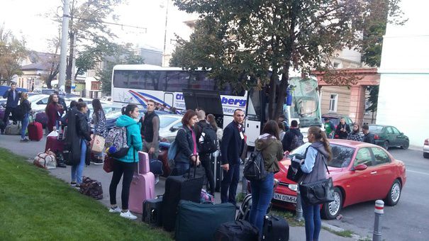 România: Studenţii moldoveni au venit cu zacuscă şi jucării de pluş. Foto: mediafax.ro