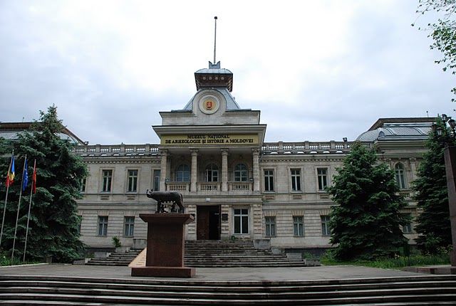 Două mașini de epocă, din garajul Parlamentului, expuse în premieră în curtea Muzeului Național de Istorie. Foto: moldova.org