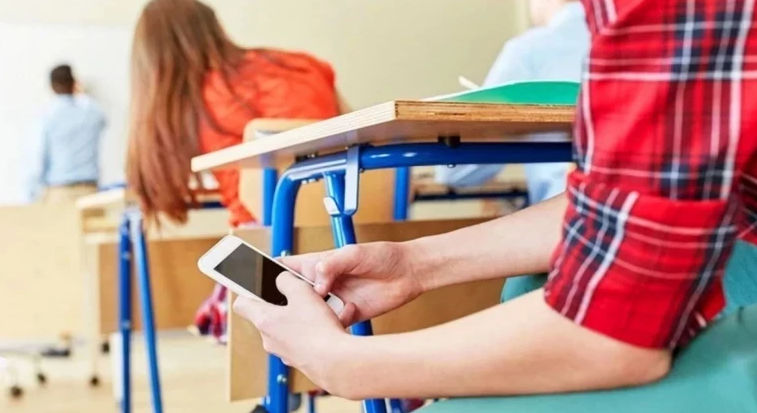Telefoanele mobile sunt interzise în unele școli din Moldova de mai mulți ani.