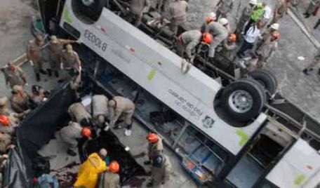 Accident tragic pe o şosea din Brazilia. Cel puţin cinci persoane au murit, iar alte 22 au fost rănite, după ce autocarul în care se aflau s-a prăbuşit într-o râpă.