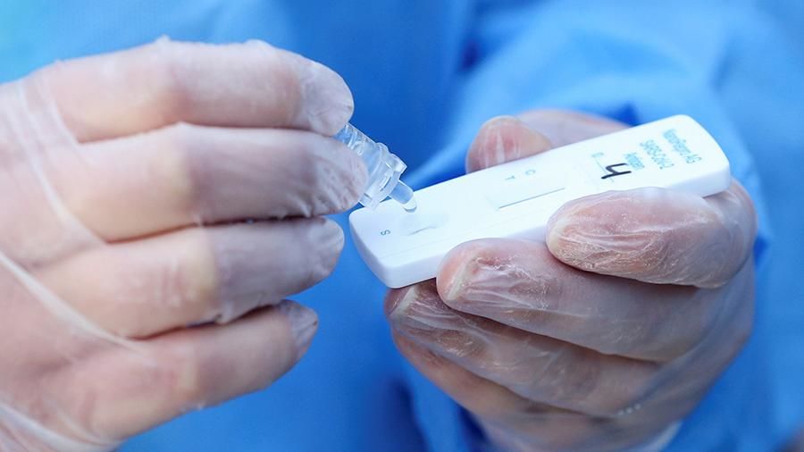 В Германии экспресс-тесты на COVID-19 раскупили в магазинах за несколько минут.