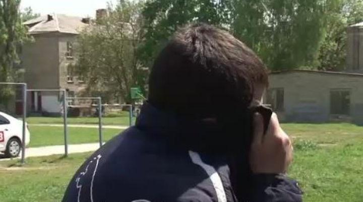 Trei indivizi din Capitală fumau o substanţă suspectă pe terenul de sport al unui liceu din sectorul Buiucani. 