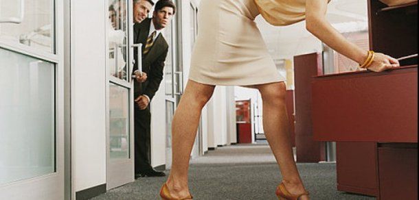 Îmbrăcămintea și kilogramele, cauză a discriminării salariale. Foto: costing.com