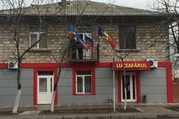 "Наличие российского флага нарушает статьи 8 и 9 закона Республики Молдова о государственном флаге".