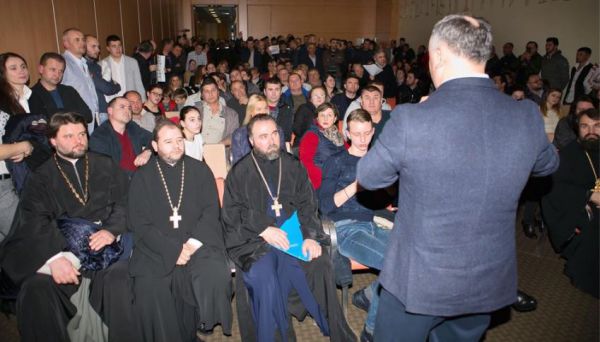 Dodon a chemat la întâlnirea de zilele trecute de la Padova, Italia, cu diaspora moldovenească, un grup mare de 14 preoți. 