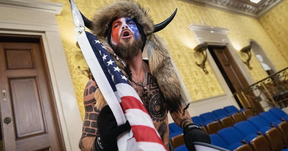 „Șamanul Capitoliului” a intentat un proces împotriva lui Donald Trump și a Băncii Mondiale.
