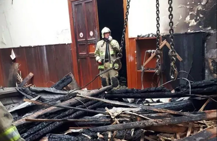 Пожар начался с крыши Национальной филармонии, после чего распространился на площади около 3500 м2.