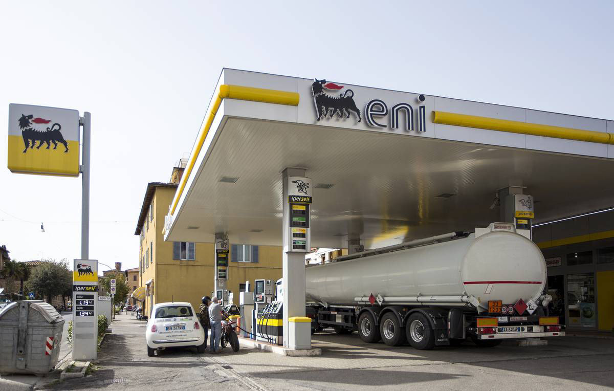 США позволят двум компаниям поставлять нефть из Венесуэлы в Европу.