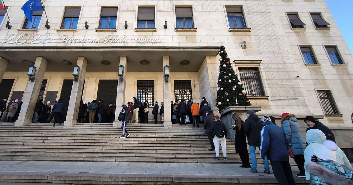 В преддверии перехода на евро болгары выстраиваются в очередь за валютой в банках.