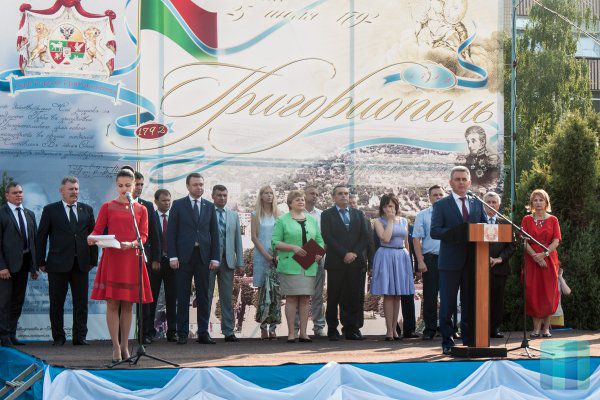 Продолжились праздничные мероприятия в городском парке культуры и отдыха.