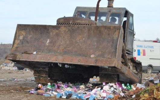 Serviciul Vamal a dispus distrugerea produselor contrafăcute, care a avut loc în prezenţa titularului de drepturi a mărfurilor.