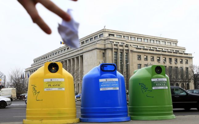 În ţările europene oamenii selectează deşeurile solide. Foto: adevarul.md