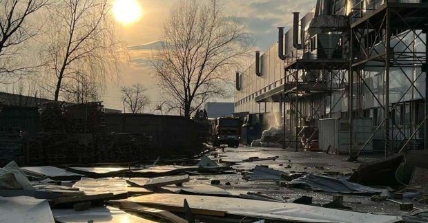 Появилось видео о последствиях авиаудара по складам под Киевом.
