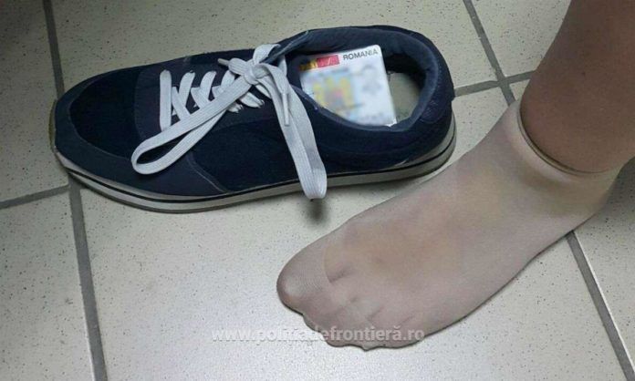 O moldoveancă a ascuns două cărţi de identitate românești false în pantof. 