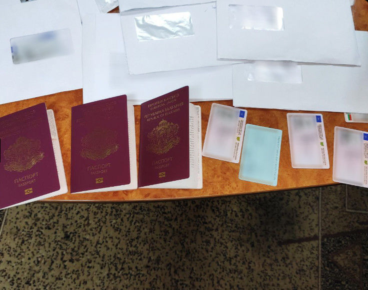 Мужчина пытался вывезти партию поддельных документов.