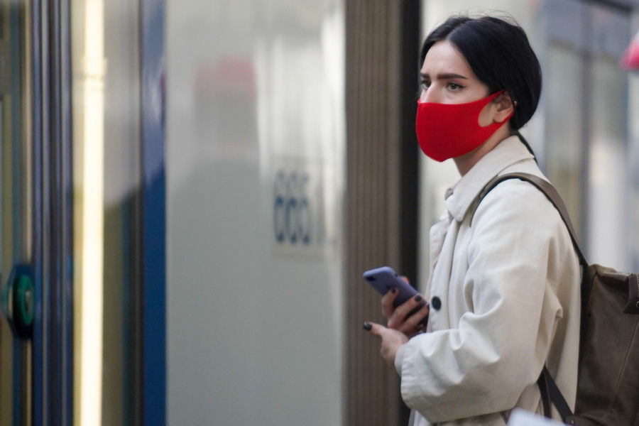 Первое правило — менять защитные средства нужно каждые два часа. 