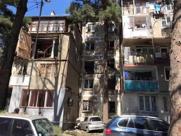 При взрыве в жилом доме в Тбилиси пострадали восемь человек.