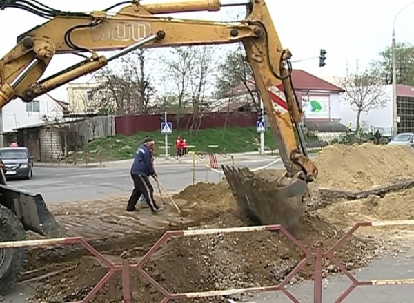Lucrările de schimbare a apeductului care se desfășoară în centrul Chișinăului riscă să se încheie nu mai degrabă de mijlocul verii.